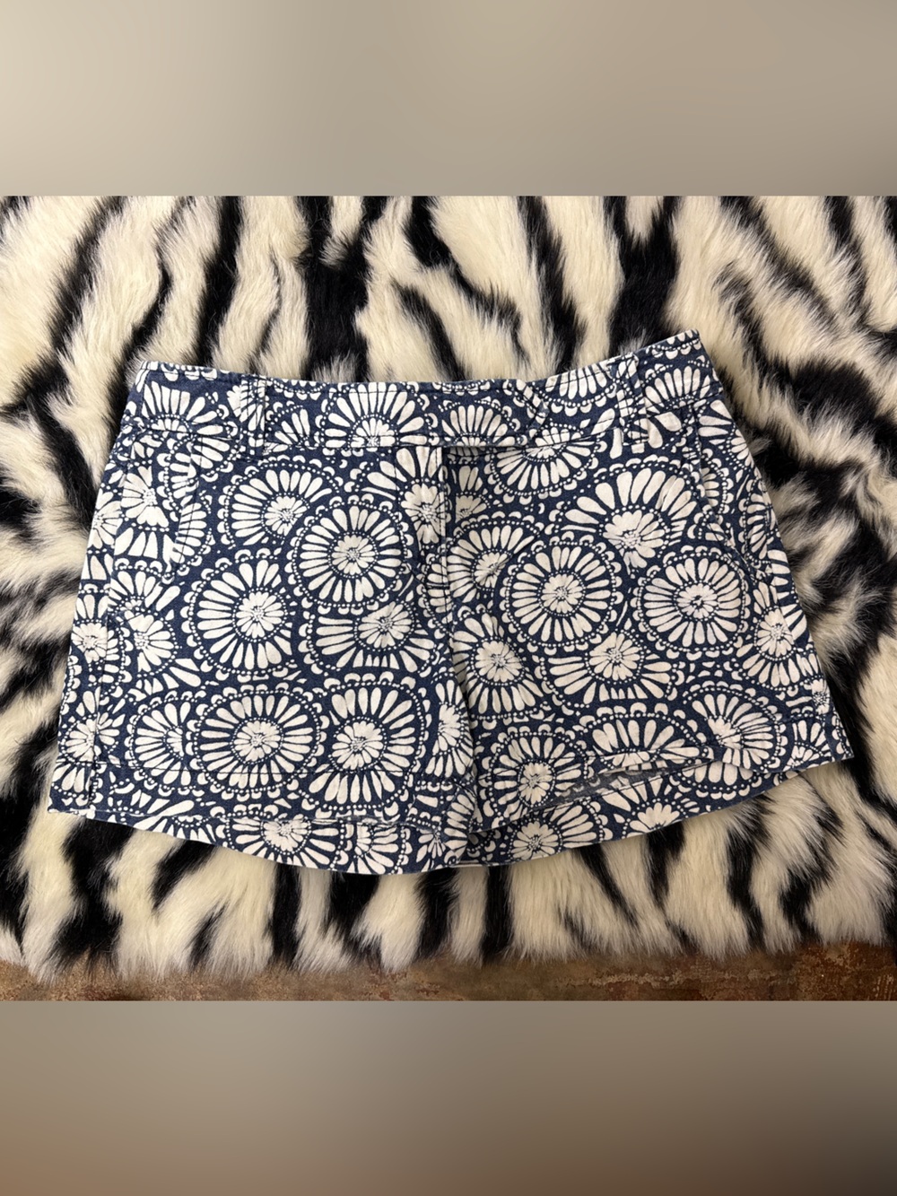 LOFT Navy and White Floral Print shorts sz 2 EUC